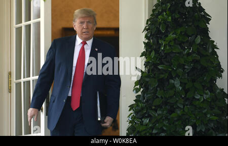 Präsident Donald Trump verlässt das Oval Office eine Ansage auf den Vereinigten Staaten von Amerika Mexiko Kanada Abkommen (USMCA) im Rosengarten des Weißen Hauses, Oktober 1, 2018, in Washington, DC. Die trilaterale USMCA Handel Pakt wird die North American Free Trade Agreement (NAFTA) von 1994 ersetzen. Foto von Mike Theiler/UPI Stockfoto