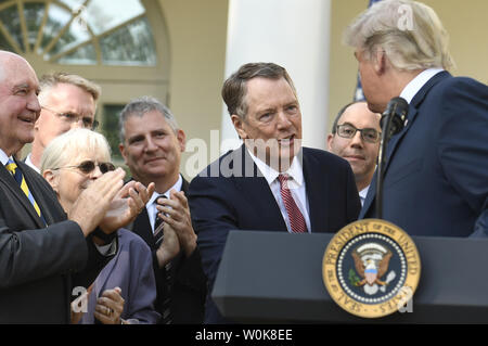 Präsident Donald Trump (R) schüttelt Hände mit dem US-Handelsbeauftragten Robert Lighthizer, wie Landwirtschaftsminister Sonny Perdue applaudiert (L), während eine Ansage auf den Vereinigten Staaten von Amerika Mexiko Kanada Abkommen (USMCA) im Rosengarten des Weißen Hauses, Oktober 1, 2018, in Washington, DC. Die trilaterale USMCA Handel Pakt wird die North American Free Trade Agreement (NAFTA) von 1994 ersetzen. Foto von Mike Theiler/UPI Stockfoto