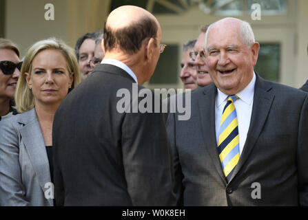 Landwirtschaftsminister Sonny Perdue (R) Chats mit Commerce Secretary Wilbur Ross und Heimat Sekretär Kirtsjen Nielsen (L), wie Sie die Ankunft von Präsident Donald Trump für eine Ansage auf den Vereinigten Staaten von Amerika Mexiko Kanada Abkommen (USMCA) im Rosengarten des Weißen Hauses, Oktober 1, 2018, in Washington, DC, erwarten. Die trilaterale USMCA Handel Pakt wird die North American Free Trade Agreement (NAFTA) von 1994 ersetzen. Foto von Mike Theiler/UPI Stockfoto