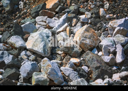 Natürliche Maserung der Steine von Großen und Kleinen größe. Gefahr von Steinschlag. Felsen in Stücke in verschiedenen Größen. Stockfoto