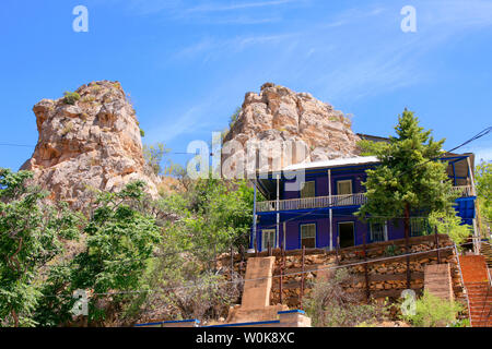 Blau lackiert Home auf der Seite eines Berges in Bisbee, AZ Stockfoto