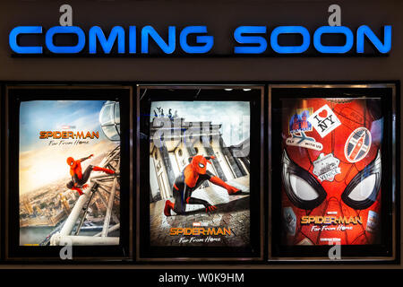 Bangkok, Thailand - 26.Juni 2019: Spider-Man: Weit weg von zu Hause, Film Poster mit bald Anzeige im Theater. Kino Werbung Werbung
