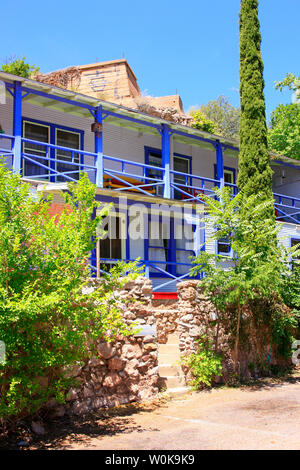 Blau und weiß bemalt vermietung haus auf Tombstone Canyon Road in Bisbee, AZ Stockfoto