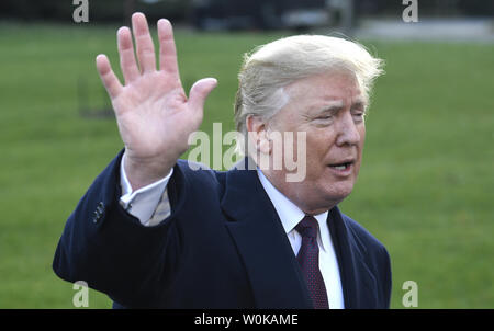 Präsident Donald Trump Wellen in der Presse, als er das Weiße Haus für eine Reise zu den Mar-a-Lago Immobilien fährt, vom Weißen Haus, Washington, DC, 20. November 2018. Die Trumpf-Familie wird Thanksgiving in Florida zu feiern. Foto von Mike Theiler/UPI Stockfoto