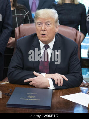 Präsidenten der Vereinigten Staaten Donald J. Trumpf Zeichen der Cyber-sicherheit und Infrastruktur Security Agency Act im Oval Office des Weißen Hauses in Washington, DC am 16. November 2018. Der Präsident nahm auch den Fragen von Journalisten. Foto von Ron Sachs/UPI Stockfoto