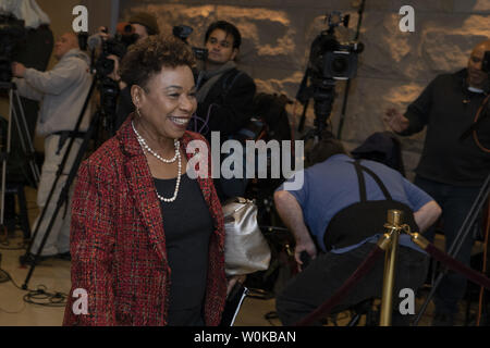 Rep. Barbara Lee (D-CA) kommt zu einer demokratischen Caucus Treffen auf das Kapitol in Washington, DC am 28. November 2018. Haus Demokraten werden ihre Leadership Team für die kommenden 116. Kongress, der im Januar 2019 beginnen wird, zu wählen. Lee wird erwartet, für demokratischen Caucus Stuhl zu laufen. Foto von Alex Edelman/UPI Stockfoto