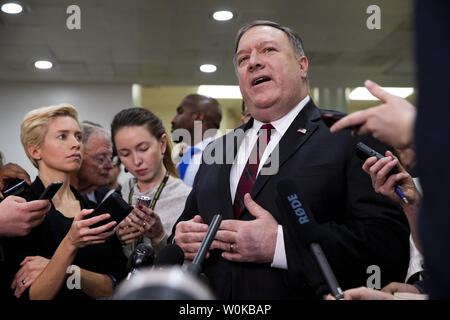 US-Außenministerin Mike Pompeo spricht mit Reportern nach einem alle Senatoren Briefing von Pompeo und US-Verteidigungsminister James Mattis auf dem US Capitol in Washington, DC am 28. November 2018. Die streng geheimen Briefing enthaltenen Informationen über Fragen im Zusammenhang mit dem Bürgerkrieg in Jemen und die Beziehungen zu Saudi-Arabien. Foto von Alex Edelman/UPI Stockfoto