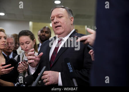 US-Außenministerin Mike Pompeo spricht mit Reportern nach einem alle Senatoren Briefing von Pompeo und US-Verteidigungsminister James Mattis auf dem US Capitol in Washington, DC am 28. November 2018. Die streng geheimen Briefing enthaltenen Informationen über Fragen im Zusammenhang mit dem Bürgerkrieg in Jemen und die Beziehungen zu Saudi-Arabien. Foto von Alex Edelman/UPI Stockfoto