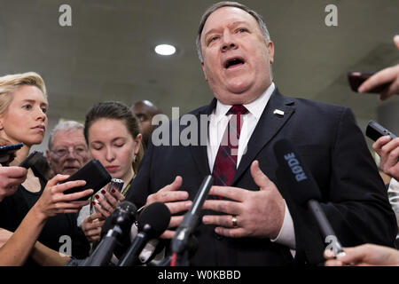 US-Außenministerin Mike Pompeo spricht mit Reportern nach einem alle Senatoren Briefing von Pompeo und US-Verteidigungsminister James Mattis auf dem US Capitol in Washington, DC am 28. November 2018. Die streng geheimen Briefing enthaltenen Informationen über Fragen im Zusammenhang mit dem Bürgerkrieg in Jemen und die Beziehungen zu Saudi-Arabien. Foto von Alex Edelman/UPI Stockfoto