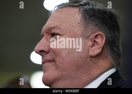 US-Außenministerin Mike Pompeo spricht mit Reportern nach einem alle Senatoren Briefing von Pompeo und US-Verteidigungsminister James Mattis auf dem US Capitol in Washington, DC am 28. November 2018. Die streng geheimen Briefing enthaltenen Informationen über Fragen im Zusammenhang mit dem Bürgerkrieg in Jemen und die Beziehungen zu Saudi-Arabien. Foto von Alex Edelman/UPI Stockfoto