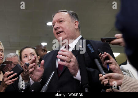 US-Außenministerin Mike Pompeo spricht mit Reportern nach einem alle Senatoren Briefing von Pompeo und US-Verteidigungsminister James Mattis auf dem US Capitol in Washington, DC am 28. November 2018. Die streng geheimen Briefing enthaltenen Informationen über Fragen im Zusammenhang mit dem Bürgerkrieg in Jemen und die Beziehungen zu Saudi-Arabien. Foto von Alex Edelman/UPI Stockfoto