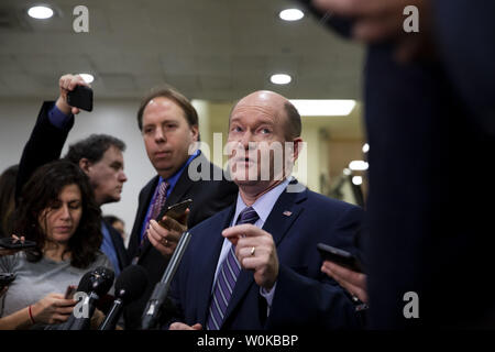 Sen. Chris Coons, D-DE, spricht mit Reportern nach einem alle Senatoren Unterrichtung durch US-Außenministerin Mike Pompeo und US-Verteidigungsminister James Mattis auf dem US Capitol in Washington, DC am 28. November 2018. Die streng geheimen Briefing enthaltenen Informationen über Fragen im Zusammenhang mit dem Bürgerkrieg in Jemen und die Beziehungen mit Saudi-arabien Foto von Alex Edelman/UPI Stockfoto