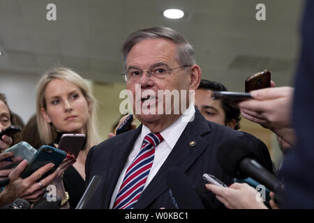 Senator Bob Menéndez, D-NJ, spricht mit Reportern nach einem alle Senatoren Unterrichtung durch US-Außenministerin Mike Pompeo und US-Verteidigungsminister James Mattis auf dem US Capitol in Washington, DC am 28. November 2018. Die streng geheimen Briefing enthaltenen Informationen über Fragen im Zusammenhang mit dem Bürgerkrieg in Jemen und die Beziehungen mit Saudi-arabien Foto von Alex Edelman/UPI Stockfoto