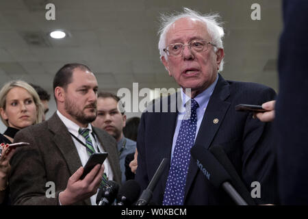 Senator Bernie Sanders, I-VT, spricht mit Reportern nach einem alle Senatoren Unterrichtung durch US-Außenministerin Mike Pompeo und US-Verteidigungsminister James Mattis auf dem US Capitol in Washington, DC am 28. November 2018. Die streng geheimen Briefing enthaltenen Informationen über Fragen im Zusammenhang mit dem Bürgerkrieg in Jemen und die Beziehungen mit Saudi-arabien Foto von Alex Edelman/UPI Stockfoto