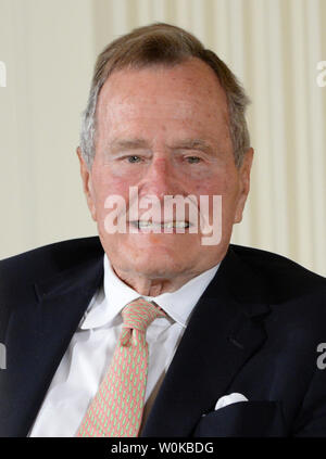In diesem Juli 15, 2013 Foto, ehemaliger Präsident George H.W. Bush lächelt während der Präsentation der 5000. "Points of Light Foundation Award mit Präsident Barack Obama im East Room des Weißen Hauses in Washington, DC. George Herbert Walker Bush starb am 30. November 2018 im Alter von 94 Jahren UPI/Pat Benic Stockfoto