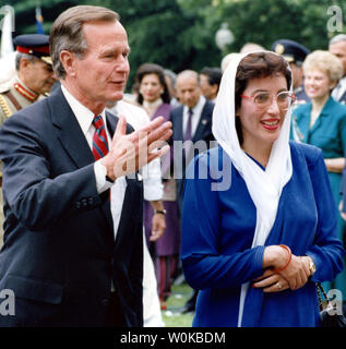 In dieser Datei Foto, US-Präsident Bush trifft sich mit pakistanischen Präsidenten Benazir Bhutto im Weißen Haus ein Juni 6, 1989 in Washington, DC. George Herbert Walker Bush starb am 30. November 2018 im Alter von 94 Jahren. (UPI Foto/Cliff Owen/Dateien) Stockfoto