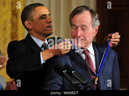 In Theis, Foto, Präsident Barack Obama Awards 2010 Presidential Medal of Freedom von Präsident George H.W. Bush während einer Zeremonie im Weißen Haus in Washington am 15. Februar 2011. George Herbert Walker Bush starb am 30. November 2018 im Alter von 94 Jahren. UPI/Kevin Dietsch Stockfoto