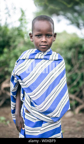 Gleichen, Tansania, 5. Juni 2019: junge Maasai Junge im traditionellen Outfit Stockfoto