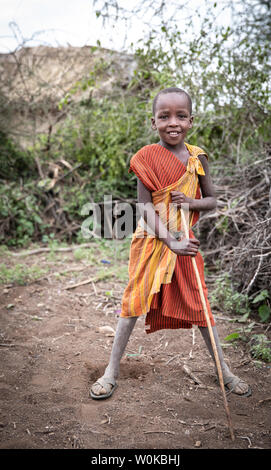 Gleichen, Tansania, 5. Juni 2019: junge Maasai Junge im traditionellen Outfit Stockfoto