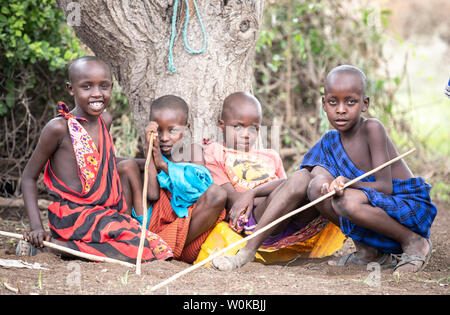 Gleichen, Tansania, 5. Juni 2019: junge Maasai jungen Rast unter einem Baum Stockfoto