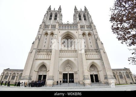 Gäste Datei in die National Cathedral, für die Beerdigung von Präsident George Herbert Walker Bush in Washington D.C. am 5. Dezember 2018. Foto von Pat Benic/UPI Stockfoto