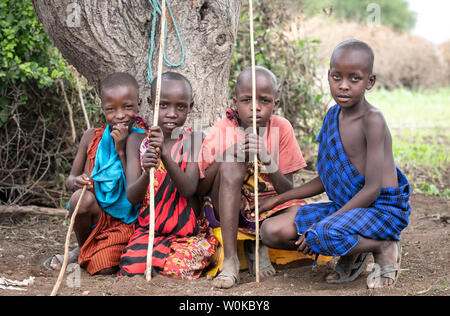 Gleichen, Tansania, 5. Juni 2019: junge Maasai jungen Rast unter einem Baum Stockfoto