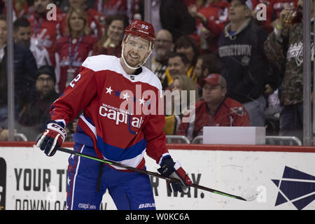 Washington Capitals center Evgeny Kuznetsov (92) reagiert, nachdem er einen Schuß gegen Pittsburgh Penguins Torwart Matt Murray (30) während der dritten Periode in der Hauptstadt zu einer Arena in Washington, D.C. am 19. Dezember 2018. Foto von Alex Edelman/UPI Stockfoto