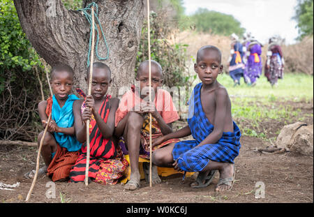 Gleichen, Tansania, 5. Juni 2019: junge Maasai jungen Rast unter einem Baum Stockfoto