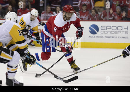 Washington Capitals linken Flügel Alex Ovechkin (8) schießt auf die Pittsburgh Penguins Torwart Matt Murray (30) während der dritten Periode in der Hauptstadt zu einer Arena in Washington, D.C. am 19. Dezember 2018. Foto von Alex Edelman/UPI Stockfoto