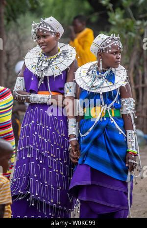 Gleichen, Tansania, 5. Juni 2019: junge Maasai Damen für eine Feier gekleidet Stockfoto