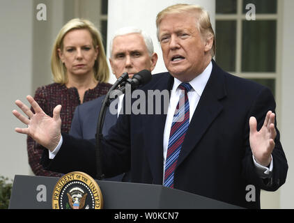 Präsident Donald Trump macht Anmerkungen zu der Presse nach einem Treffen mit der Führung der Demokratischen Partei auf die anhaltende Regierung herunterfahren, im Rosengarten des Weißen Hauses, Washington, DC, 4. Januar 2019. Zuhören DHS Secretary Kirtsjen Nielsen (L) und Vice President Mike Pence. Foto von Mike Theiler/UPI Stockfoto