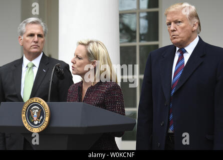 DHS Scretary Kirtsjen Nielsen (C) Erläuterungen als Präsident Donald Trump (R) und Hausminoritätführer Kevin McCarthy während einer Pressekonferenz nach einem Treffen mit der Führung der Demokratischen Partei auf die anhaltende Government Shutdown hören, im Rosengarten des Weißen Hauses, Washington, DC, 4. Januar 2019. Zuhören DHS Secretary Kirtsjen Nielsen (L) und Vice President Mike Pence. Foto von Mike Theiler/UPI Stockfoto