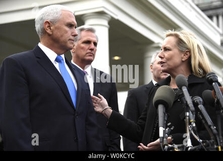 DHS Secretary Kirtsjen Nielsen macht Bemerkungen an die Presse wie sie wendet sich an Vice President Mike Pence als Hausminoritätführer Kevin McCarthy von Kalifornien hört nach einem Treffen mit Präsident Donald Trump und die Demokratische Führung auf die anhaltende Regierung herunterfahren, Washington, DC, 9. Januar 2019. Foto von Mike Theiler/UPI Stockfoto