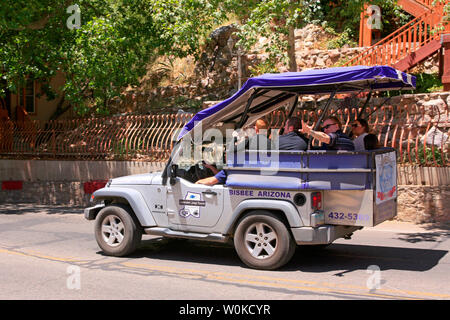 Geführte Tour mit dem Jeep um die alte Minenstadt Bisbee, AZ Stockfoto