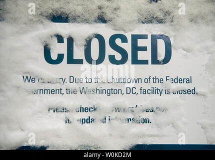 Eine verschneite geschlossen Zeichen ist an den nationalen Archiven als partielle Bundesregierung Abschaltung seiner 24 Tag betritt, in Washington, D.C. Region, 14. Januar 2019. Der Kongress und das Weiße Haus ist es nicht möglich, ein Angebot für eine Ausgabe Rechnung als Anfrage Präsident der Trumpf für $ 5,7 Mrd. für eine südliche Grenze Wand erreichen. Foto von Kevin Dietsch/UPI Stockfoto