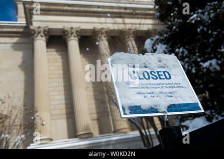 Eine verschneite geschlossen Zeichen ist an den nationalen Archiven als partielle Bundesregierung Abschaltung seiner 24 Tag betritt, in Washington, D.C. Region, 14. Januar 2019. Der Kongress und das Weiße Haus ist es nicht möglich, ein Angebot für eine Ausgabe Rechnung als Anfrage Präsident der Trumpf für $ 5,7 Mrd. für eine südliche Grenze Wand erreichen. Foto von Kevin Dietsch/UPI Stockfoto