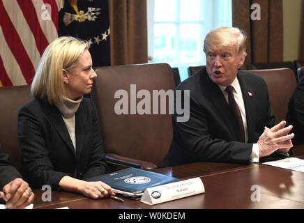 Präsident Donald Trump (R) macht die Erläuterungen sind wie DHS Secretary Kirtsjen Nielsen hört, während eine roundtable Diskussion über die Sicherheit der Grenzen mit konservativer Politiker und Verwaltungsbeamte, im Weißen Haus, Washington, DC, 23. Januar 2019. Trump fortgesetzt Demokraten zu fordern, erklären sich damit einverstanden, seine $ 5,7 Mrd. Grenzmauer planen. Foto von Mike Theiler/UPI Stockfoto