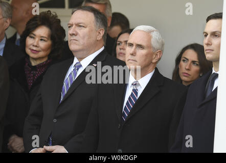 Präsident Donald Trump Verwaltung Beamte (L-R) Transport Sekretärin Elaine Chao, Staatssekretär Mike Pompeo, Vice President Mike Pence und Senior Advisor Jared Kushner zu seinen Ausführungen im Rosengarten des Weißen Hauses, Washington, DC, 25. Januar 2019 zu hören. Trump kündigte die Verwaltung Vereinbarung zum erneuten Öffnen der Regierung bis Mitte Februar, als die Verhandlungen über die Sicherheit der Grenzen erreicht hat. Foto von Mike Theiler/UPI Stockfoto