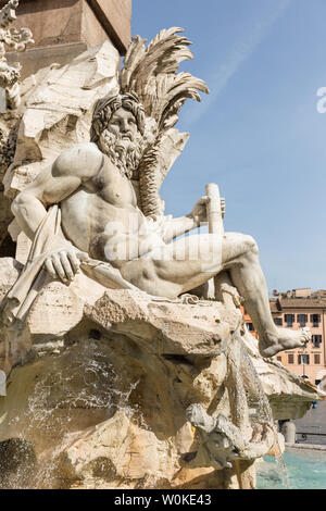 Detail der vier Flüsse Brunnen (Fontana dei Quattro Fiumi) in Piazza Navona, Rom, Italien. Stockfoto