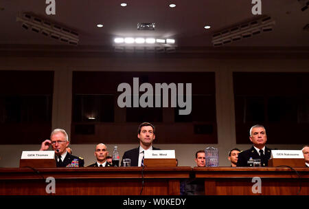 Von links nach rechts, General Raymond A. Thomas, III, Commander, United States Special Operations Command, Owen West (C), Stellvertretender Sekretär für Verteidigung, spezielle Operationen und Low-Intensity Conflict und Gen. Paul Nakasone, Kommandant der US-Cyber Command, Director, National Security Agency und Chief, Zentrale Security Service Zeugen während der Senat Armed Services Committee hearing on U.S. Special Operations Command und der US-Cyber Command einschließlich der Bedrohungen, die die Vereinigten Staaten und die Defense Authorization Act, auf dem Capitol Hill in Washington, D.C. am 14. Februar 2019. Foto von Kevin Stockfoto