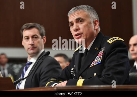 Gen. Paul Nakasone, Kommandant der US-Cyber Command, Director, National Security Agency und Chief, Zentrale Security Service zeugt neben Owen West, Stellvertretender Sekretär für Verteidigung, spezielle Operationen und Low-Intensity Conflict, während einer Anhörung im Senat Armed Services Committee on U.S. Special Operations Command und der US-Cyber Command einschließlich der Bedrohungen, die die Vereinigten Staaten und die Defense Authorization Act, auf dem Capitol Hill in Washington, D.C. am 14. Februar 2019. Foto von Kevin Dietsch/UPI Stockfoto