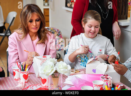 First Lady Melania Trump schafft Valentinstag Handwerk als sie Besuche bei kranken Kindern in der Inn auf dem Campus der National Institues für Gesundheit, in Bethesda, Maryland am 14. Februar 2019. Foto von Kevin Dietsch/UPI Stockfoto