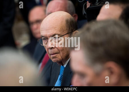 Commerce Secretary Wilbur Ross nimmt an einem Treffen zwischen US-Donald Trump und chinesischen Vizepremier Liu Er auf China-USA-Handel, im Oval Office im Weißen Haus in Washington, D.C., am 22. Februar 2019. Foto von Kevin Dietsch/UPI Stockfoto