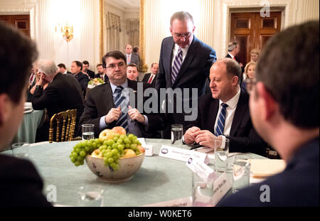 Verantwortlicher Mitarbeiter Mick Mulvaney Gespräche zu reg. Jared Polis, D-CO, bevor Präsident Donald Trump spricht zu einer Gruppe der Gouverneure während der 2019 White House Business Session im Weißen Haus in Washington, D.C., am 25. Februar 2019. Trump diskutiert die Gruppe auf die Infrastruktur, die Opioid Epidemie, Grenzsicherheit und China Handelspolitik. Foto von Kevin Dietsch/UPI Stockfoto