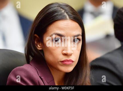 Kongressabgeordnete Alexandria Ocasio Cortez hort am Tag dass Rechtsanwalt Michael D. Cohen bezeugt vor dem Haus