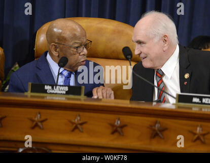 Haus Mittel und Wege Ausschuss Vorsitzender John Lewis von Georgien (L) überträgt mit Klassifizierung Mitglied rep Mike Kelly von Pennsylvania vor dem Ausschuss Anhörungen, auf dem Capitol Hill, 7. Februar 2019, in Washington, DC. Der Ausschuß hörte Zeugnis auf Vorschlägen und Rechtsvorschriften zur Besteuerung der Präsident und der Vizepräsident. Foto von Mike Theiler/UPI Stockfoto