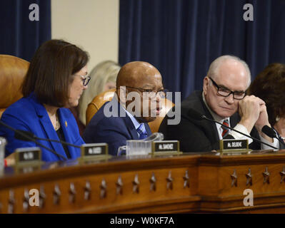 Haus Mittel und Wege Ausschuss Vorsitzender John Lewis von Georgia (C) Eröffnungsrede als Ranking Mitglied rep Mike Kelly von Pennsylvania (R) und Rep. Suzan DelBene hören, während der Ausschuß Anhörungen, auf dem Capitol Hill, 7. Februar 2019, in Washington, DC. Der Ausschuß hörte Zeugnis auf Vorschlägen und Rechtsvorschriften zur Besteuerung der Präsident und der Vizepräsident. Foto von Mike Theiler/UPI Stockfoto