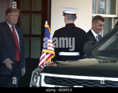 Präsident Donald Trump (L) Angebote Abschied von der tschechische Premierminister Andrej Babis (R) als er fährt das Weiße Haus, März 7, 2019, in Washington, DC. Die Tschechische Republik ist Mitglied der NATO, und die Gespräche wurden erwartet, den Konflikt in Syrien zu gehören. Foto von Mike Theiler/UPI Stockfoto