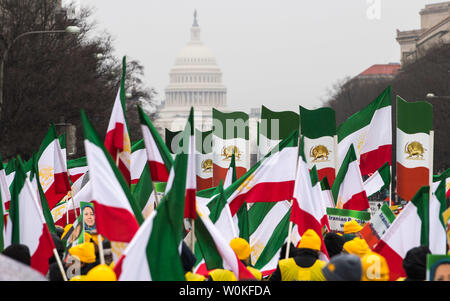 Demonstrationen beteiligen bei einer Rallye durch die Organisation der iranisch-amerikanische Gemeinschaften für einen Regimewechsel im Iran, in Washington am 8. März 2019. Die Gruppe ruft für ein iranisches Volk Aufstand für einen Regimewechsel in den herrschenden religiösen Partei bringen. Foto von Kevin Dietsch/UPI Stockfoto