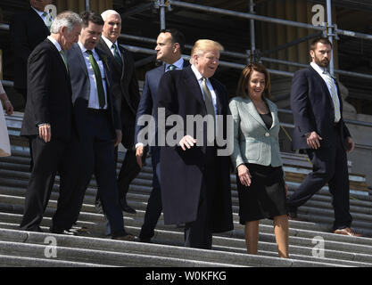 Präsident Donald Trump (2., R) plaudert mit der Sprecherin des Repräsentantenhauses, Nancy Pelosi, wie sie von (L-R) Rep. Richard Neal von Massachusetts, Gesandten zu uns John deasy, Vice President Mike Pence und den irischen Premierminister Leo Varadkar, wie Sie fahren Capitol Hill, 14. März 2019, in Washington, DC, verbunden sind. Die Beamten nahmen an einer traditionellen St. Patrick's Day Mittagessen. Foto von Mike Theiler/UPI Stockfoto